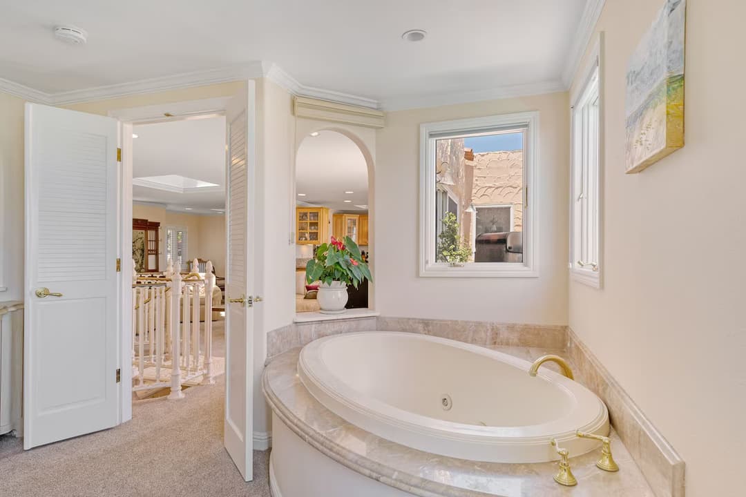 picture of a luxury bathtub in a luxury venetian beachfron home in Capitola California