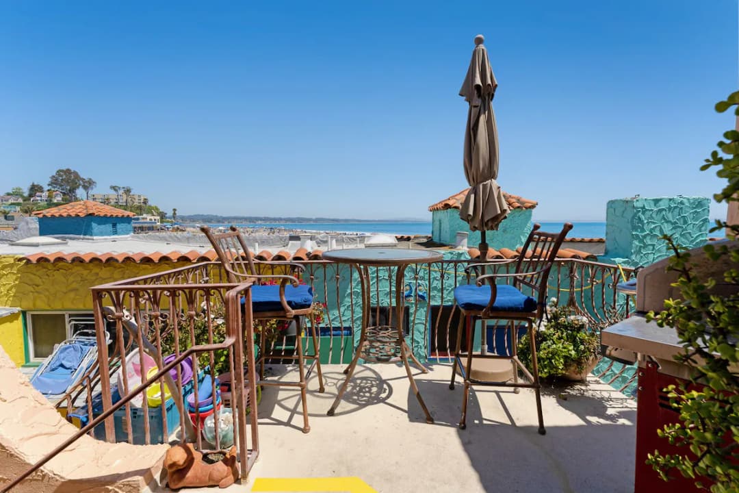 picture of a patio overlooking the ocean in a capitola beachfront luxury venetian home